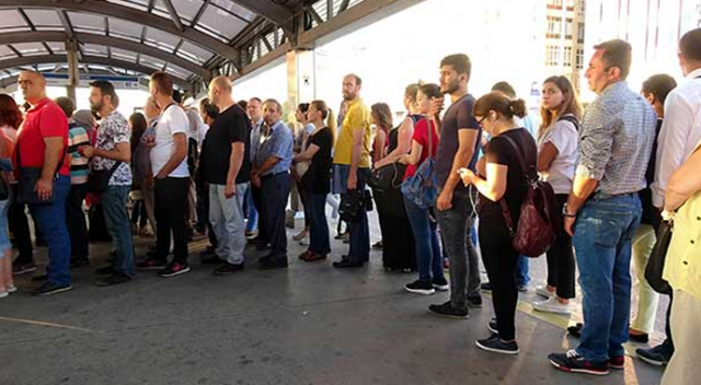 Metrobüslerde oturarak yolculuk yapmak için her sabah sıraya giriyorlar