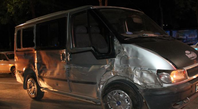 Minibüs 3 araca çarptı: 4 yaralı
