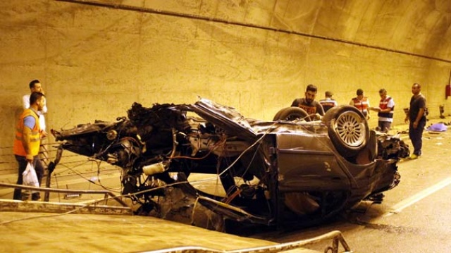 Otomobil tünelde bariyere çarptı: 2 ölü 1 yaralı
