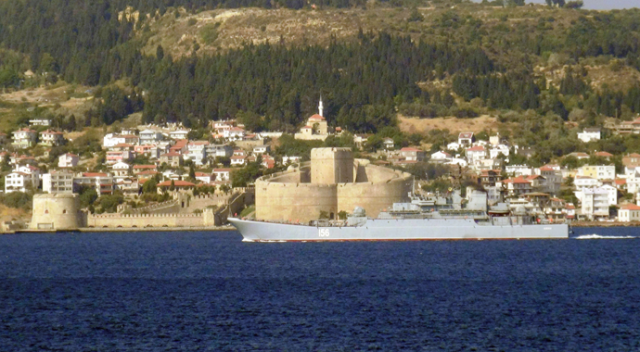 Rus savaş gemisi Çanakkale Boğazı&#039;ndan geçti