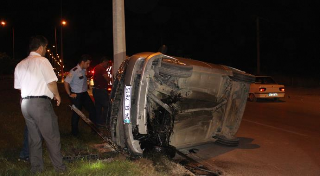 Tokat&#039;ta otomobil aydınlatma direğine çarptı: 7 yaralı