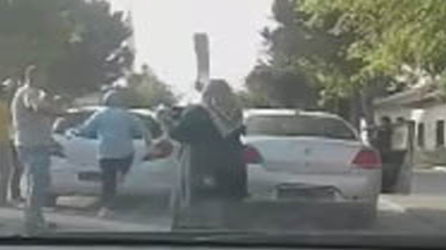 Trafikte tartıştığı erkek sürücüye plakayla saldırdı