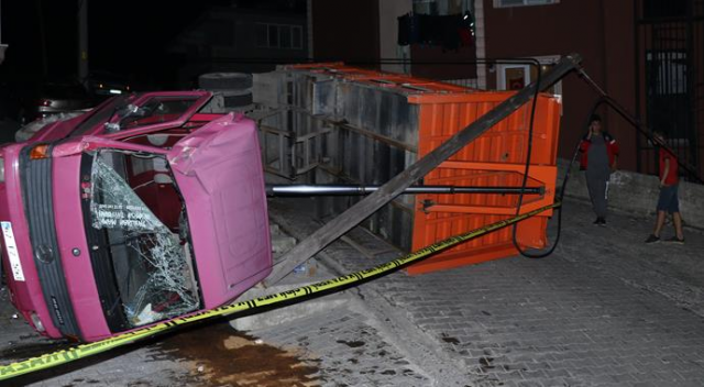 Zonguldak&#039;ta kamyon devrildi: 4 yaralı