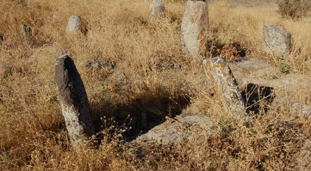 500 yıllık mezarlar definecilerin hedefi haline geldi