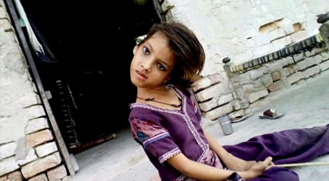 9 yaşındaki Pakistanlı kız başını 180 derece çeviriyor