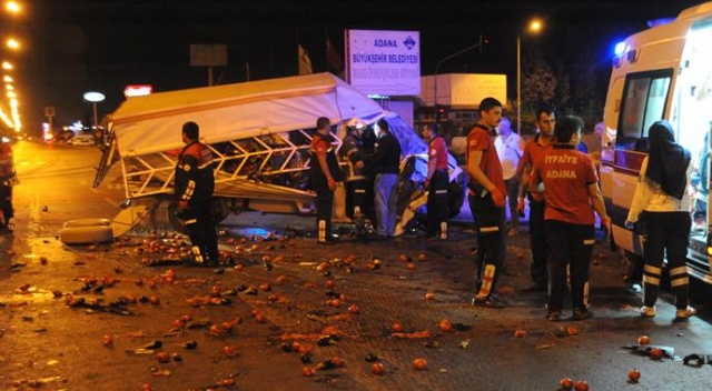 Adana&#039;da iki kamyonet çarpıştı: 1 ölü, 5 yaralı