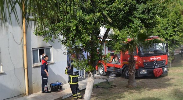 Adana&#039;da İlçe Emniyet Müdürlüğü binasında yangın çıktı