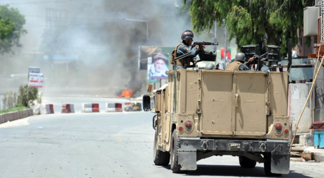 Afganistan&#039;da polis karakoluna saldırı: 5 ölü
