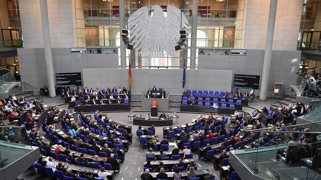 Alman Meclisinde &#039;oturma düzeni&#039; sorun oldu