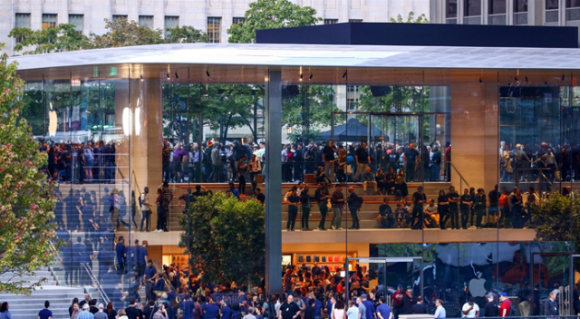 Apple, çatısı &#039;MacBook&#039; şeklinde olan mağaza açtı