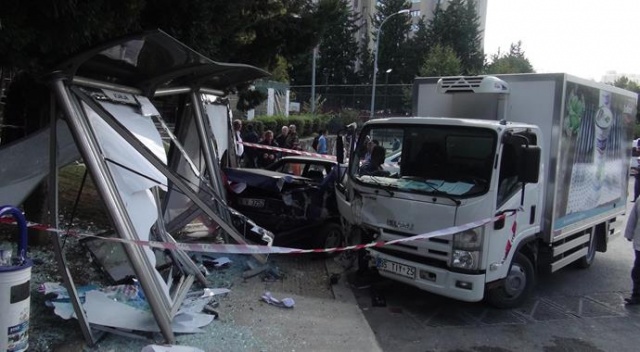 Ataşehir&#039;de kamyonet otobüs durağına daldı