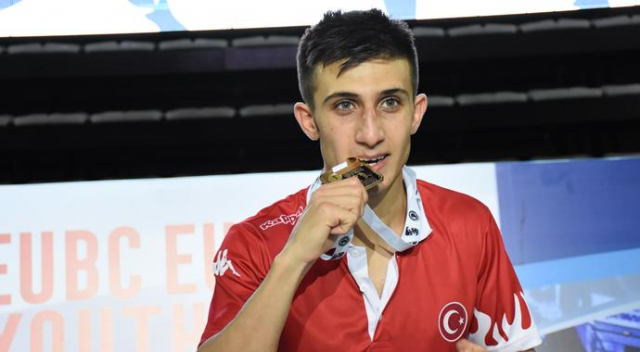 Bakan Osman Aşkın Bak&#039;tan genç boksörlere tebrik