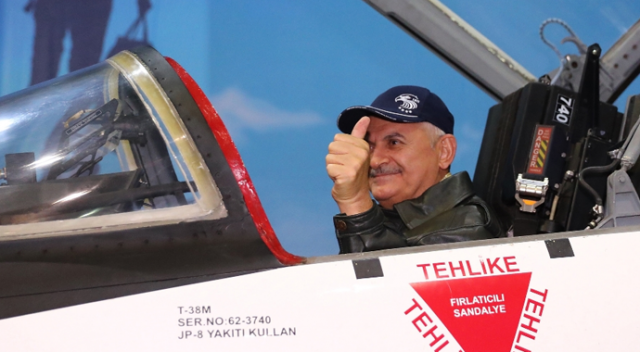 Başbakan Yıldırım, savaş uçağı kokpitinde