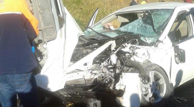 Bitlis&#039;te otomobil öğrenci servisiyle çarpıştı: 1 ölü, 22 yaralı
