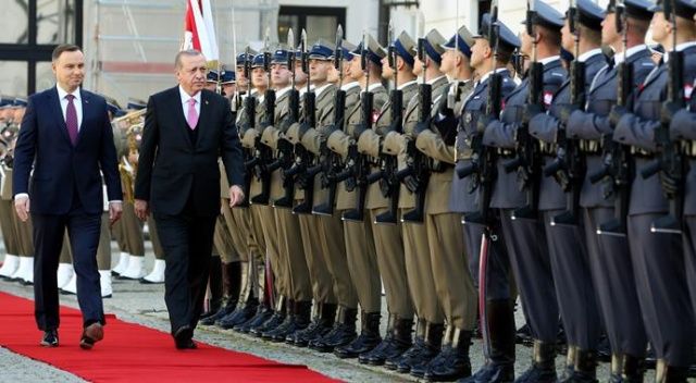 Cumhurbaşkanı Erdoğan Varşova&#039;da resmî törenle karşılandı
