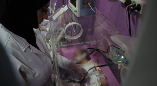 Doğu Guta&#039;da yer altında ameliyatla kurtarılan bebeği kuşatma öldürdü