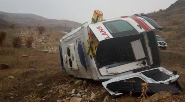 Erzurum&#039;da ambulans şarampole devrildi: 5 yaralı