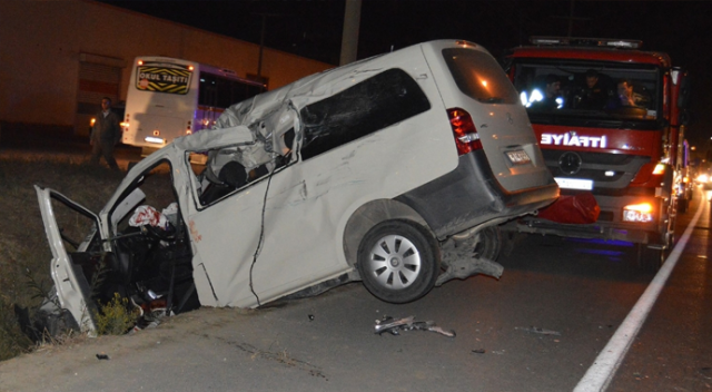 İki araç kafa kafaya çarpıştı: 2 ölü