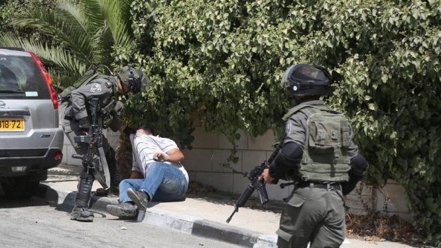 İsrail askerleri, 13 Filistinliyi gözaltına aldı