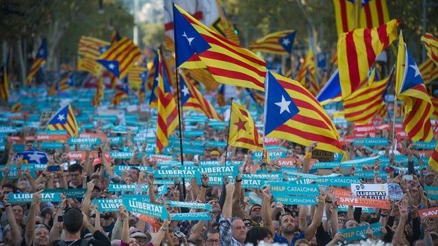 Katalonya&#039;nın bağımsızlık ilanı kararı askıya alındı
