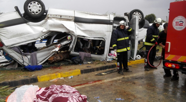 Manavgat&#039;ta tur minibüsü devrildi: 3 ölü 11 yaralı