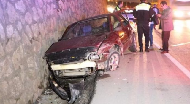 Otomobil istinat duvarına çarptı: 3 yaralı