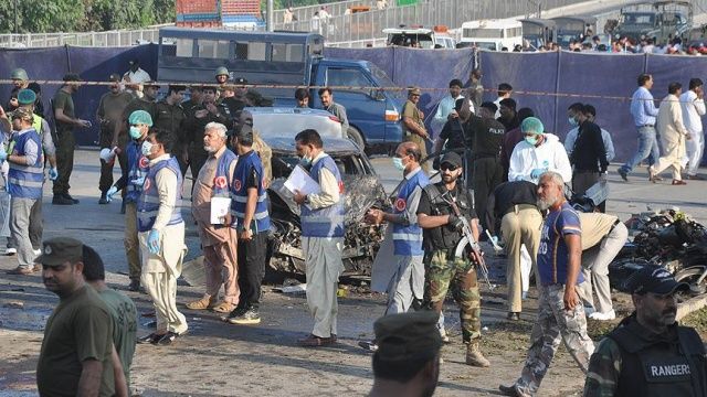 Pakistan&#039;da bombalı saldırı: 7 polis hayatını kaybetti