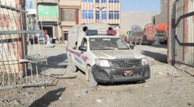 Pakistan&#039;da polis aracına bombalı saldırı