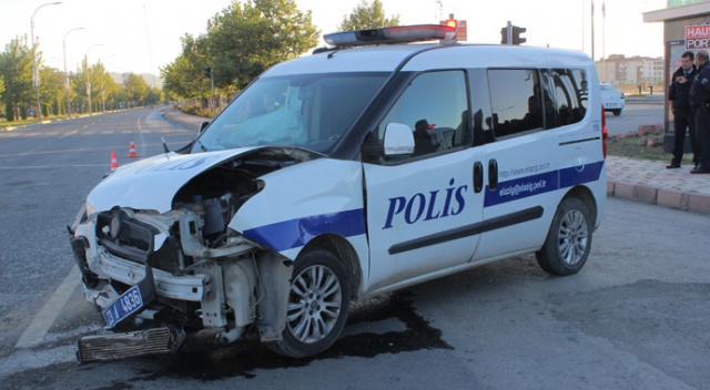 Polis aracı otomobille çarpıştı: 2 yaralı