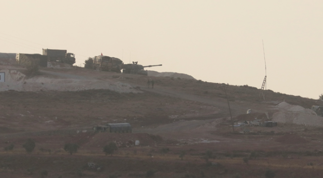 Suriye sınırına konuşlanan askerî araçlar hazır bekliyor