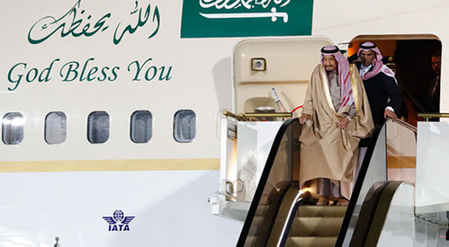Suudi Kralı&#039;nın altın merdiveni bozuldu