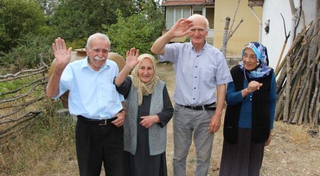 Türkiye&#039;nin en yaşlı muhtarının mahallesinde 4 kişi yaşıyor