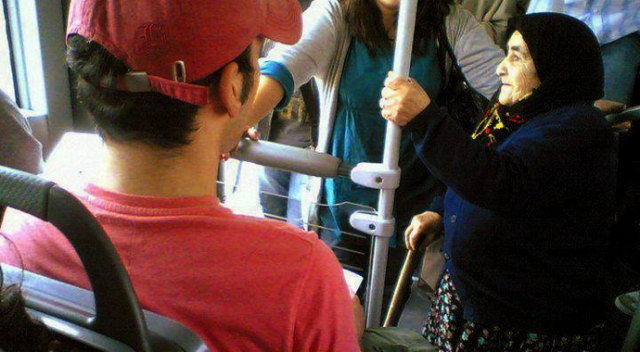 Uzmanlar uyardı: Toplu taşımada yaşlılara yer vermeyin