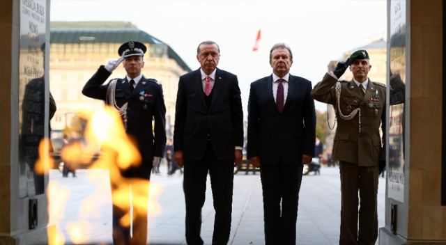 Erdoğan, Varşova’da Meçhul Asker Anıtı’nı ziyaret etti