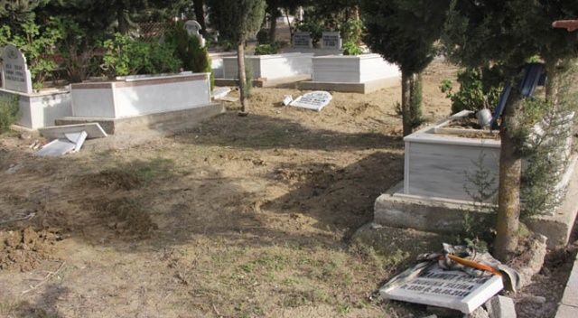 Adana&#039;da bazı mezarlar tahrip edildi