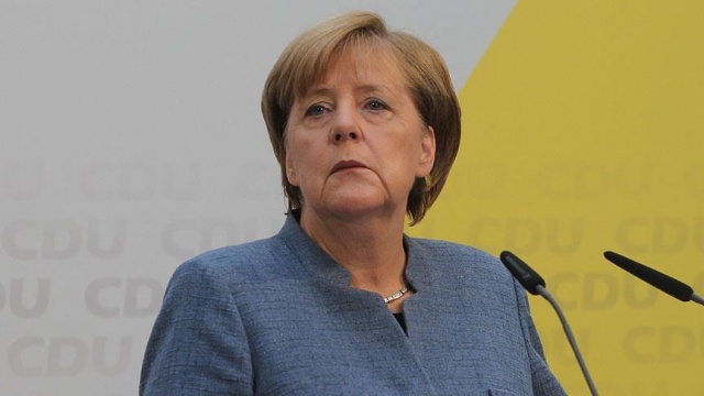 Almanya Başbakanı Merkel&#039;e istifa çağrısı