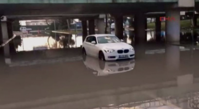Ataköy&#039;de alt geçidi su bastı araçlar mahsur kaldı!