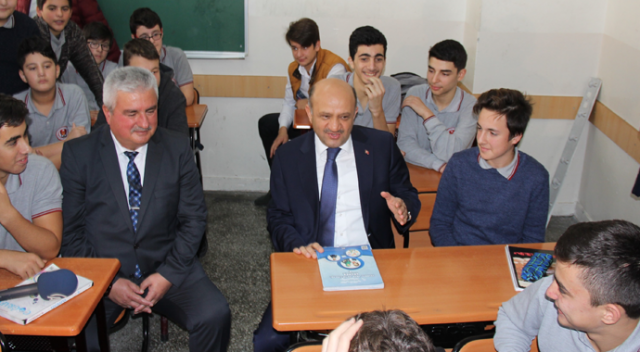 Başbakan Yardımcısı Işık, öğretmenler gününde 34 yıllık sırasına oturdu