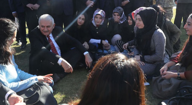 Başbakan Yıldırım Erzincan&#039;da üniversiteli öğrencilerle