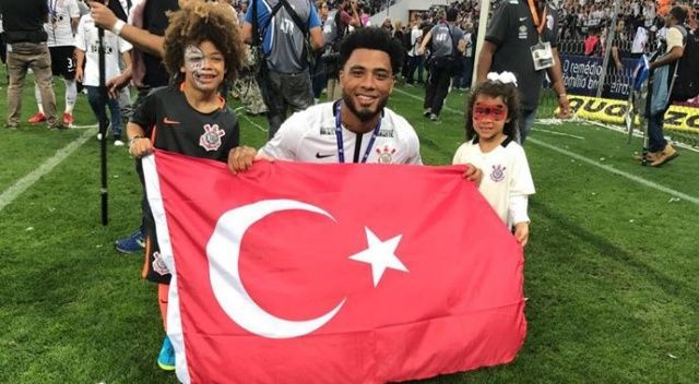 Colin Kazım&#039;dan Türk bayrağı ile şampiyonluk kutlaması