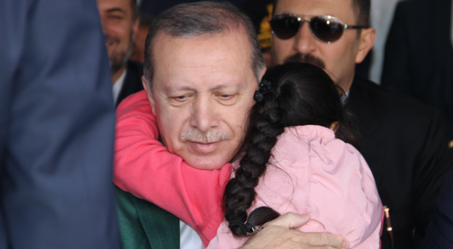 Cumhurbaşkanı Erdoğan&#039;a sarılışın altından dram çıktı