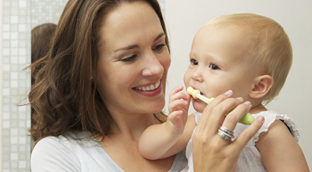 Diş bakımı bebeklikte başlamalıdır