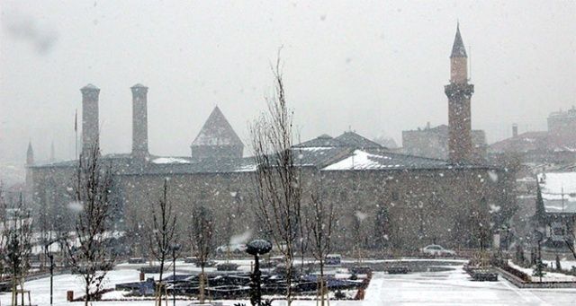 Erzurum’da lapa lapa kar yağışı