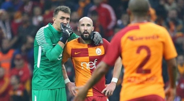 Galatasaray tribünlerinden Latovlevici&#039;ye beklenmedik tepki!