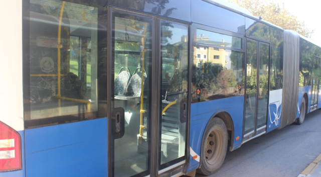 Halk otobüsünün seyir halinde lastiği patladı