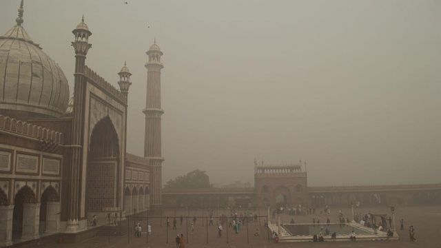 Hindistan&#039;da hava kirliği protesto edildi