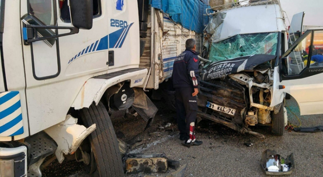 İşçileri taşıyan minibüs kamyonla çarpıştı: 1 ölü 24 yaralı