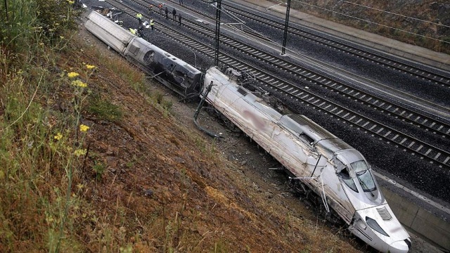 İspanya&#039;da yolcu treni raydan çıktı