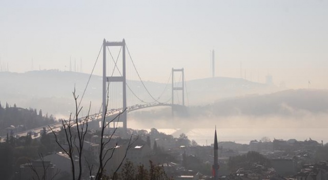 İstanbul Boğazı&#039;nda sis kartpostallık manzara oluşturdu