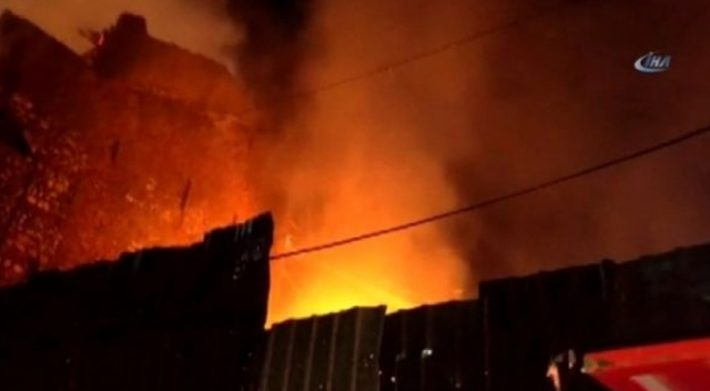 İstanbul Fatih&#039;te 2 katlı ahşap binada korkutan yangın